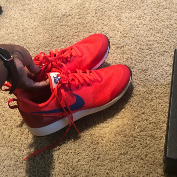 Nike 8.5 women’s sneakers - Picture 2 of 3